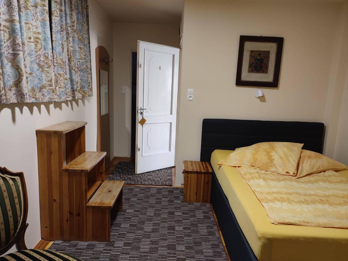 Barokk Antik Guest House Kecskemet Exterior photo